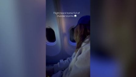 Paura per Chiara Ferragni in aereo, le turbolenze e la forte tempesta: "Mai visto nulla di simile"