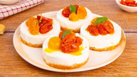 MINI CHEESECAKE SALATE CON POMODORINI: fresche e scenografiche!
