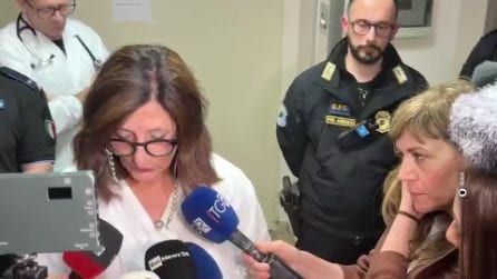 Si getta nel vuoto con i figli, la bimba sopravvissuta è “in condizioni critiche ma stabili”