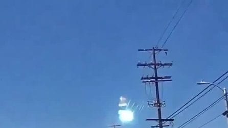 Il video dell'aereo che urta i cavi dell'alta tensione e precipita in un parcheggio di Los Angeles