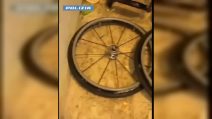 Rubano la carrozzina a un'insegnante con disabilità a Milano, ritrovata dalla polizia