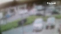 Smart si schianta su due pedoni, il video dell'incidente a Casalotti: gravi due persone