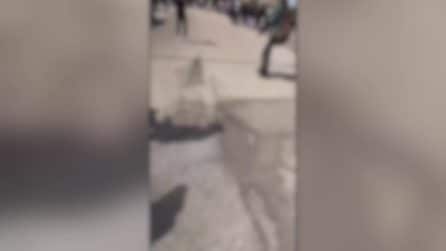 Legnago, maranza sparano alla fermata del bus e fanno video: fuggi fuggi generale in strada