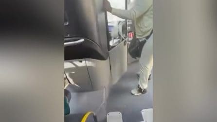 Insulti razzisti a una passeggera, autista sospeso in Trentino: il video diffuso in rete