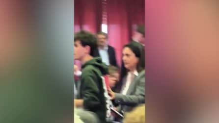 Valditara contestato all'istituto tecnico Galilei di Roma, il ministro allo studente: "Non sei democratico"
