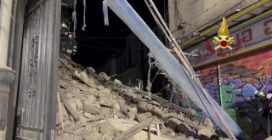 Crolla un palazzo nella notte a Napoli, famiglie sgomberate alla Duchesca
