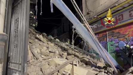 Crolla un palazzo nella notte a Napoli, famiglie sgomberate alla Duchesca