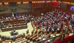 La maggioranza intona l'Inno di Mameli, le opposizioni si uniscono: la Lega non canta