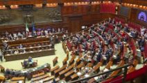 La maggioranza intona l'Inno di Mameli, le opposizioni si uniscono: la Lega non canta