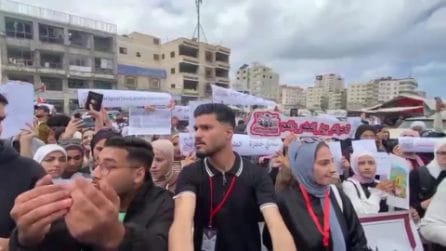 La manifestazione degli studenti a Gaza per venire a studiare in Italia