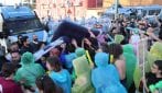 Tensioni al corteo contro la remigrazione a Napoli, manifestanti respinti e gavettoni sulla polizia