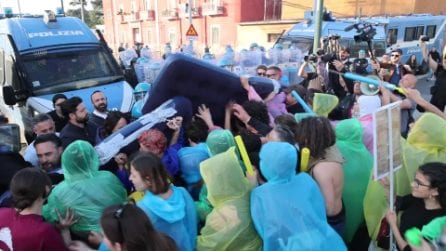 Tensioni al corteo contro la remigrazione a Napoli, manifestanti respinti e gavettoni sulla polizia