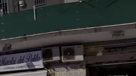 Napoli, esplosione davanti a negozio a Fuorigrotta: totalmente distrutto