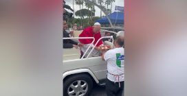 Papa Leone XIV riceve la pizza con dedica da Sorbillo sul Lungomare di Napoli
