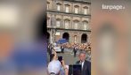 L'arrivo della Papamobile in piazza del Plebiscito sulle note di Magnifica Gente di Scugnizzi