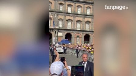 L'arrivo della Papamobile in piazza del Plebiscito sulle note di Magnifica Gente di Scugnizzi