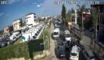 Lusciano, auto civetta e spari in aria per bloccare i rapinatori: il video del blitz della Polizia