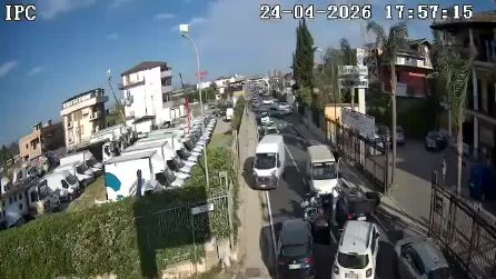 Lusciano, auto civetta e spari in aria per bloccare i rapinatori: il video del blitz della Polizia