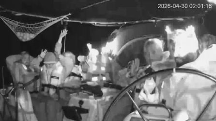 Flotilla, il video dell'abbordaggio di una delle barche: un militare sale a bordo