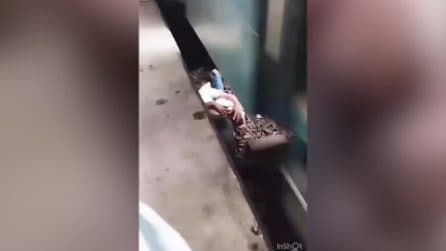 Bangladesh, bimbo cade sui binari: il padre si lancia su di lui, lo copre col corpo e lo salva