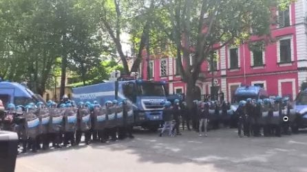 Scontri tra manifestanti e polizia a Torino: cariche con lacrimogeni e idranti