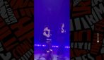Fabrizio Moro invita una ragazza non udente a cantare con lui in lingua dei segni