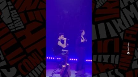 Fabrizio Moro invita una ragazza non udente a cantare con lui in lingua dei segni