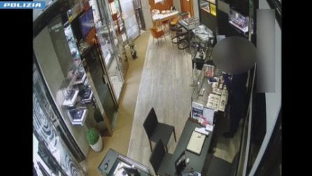 Rapinavano gioiellerie fingendosi clienti, bottino da quasi un milione di euro: sette arresti a Roma