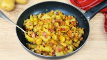 PAN-FRIED POTATOES AND BACON: tasty and with an irresistible crust!