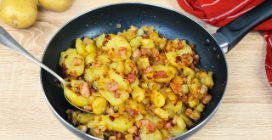 PAN-FRIED POTATOES AND BACON: tasty and with an irresistible crust!