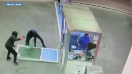 Rapine a benzinai e negozi, due fermati a Salerno