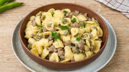 PASTA WITH BROAD BEANS AND SAUSAGE - an easy and tasty first course!