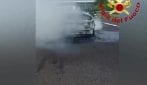 Auto prende fuoco dopo scontro con camion in A4: muore il conducente