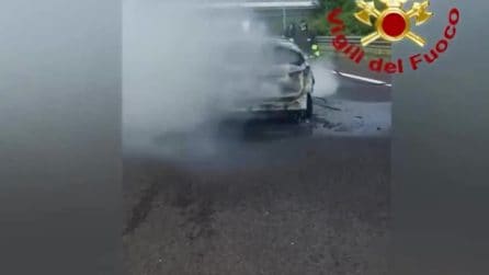 Auto prende fuoco dopo scontro con camion in A4: muore il conducente