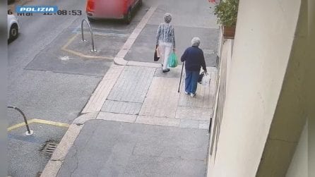 Torino, strappa la collana a una donna anziana