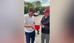 Antonio Conte riceve un corno portafortuna e scherza: "Dovevi portarmelo prima.."