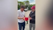 Antonio Conte riceve un corno portafortuna e scherza: "Dovevi portarmelo prima.."
