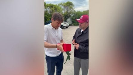 Antonio Conte riceve un corno portafortuna e scherza: "Dovevi portarmelo prima.."