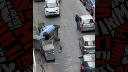 Incidente a via Crispi, auto si ribalta e si schianta sui cassonetti: 2 feriti, strada chiusa a Chiaia