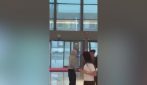 Verona, bufera fa volare le porte del centro commerciale