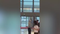 Verona, bufera fa volare le porte del centro commerciale
