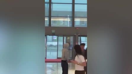 Verona, bufera fa volare le porte del centro commerciale