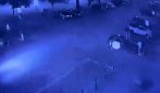 Il video dell'aggressione a Prato: cameriere 23enne accoltellato da 16enne fuori dal ristorante