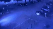Il video dell'aggressione a Prato: cameriere 23enne accoltellato da 16enne fuori dal ristorante