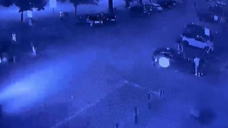 Il video dell'aggressione a Prato: cameriere 23enne accoltellato da 16enne fuori dal ristorante