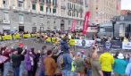 La caduta dei corridori poco prima del traguardo di Napoli per la 6a tappa del Giro