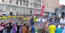 La caduta dei corridori poco prima del traguardo di Napoli per la 6a tappa del Giro
