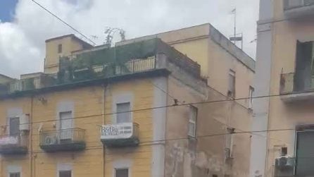 Fuori programma al pre-Giro d'Italia, ciclisti a sorpresa in via Poggioreale scortati dalla polizia
