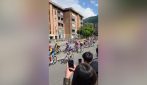 Ciclista del Giro urla offese razziste alle persone in stada
