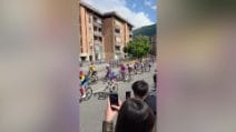 Ciclista del Giro urla offese razziste alle persone in stada